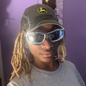 John Deere hat & sunnies bundle 🩶